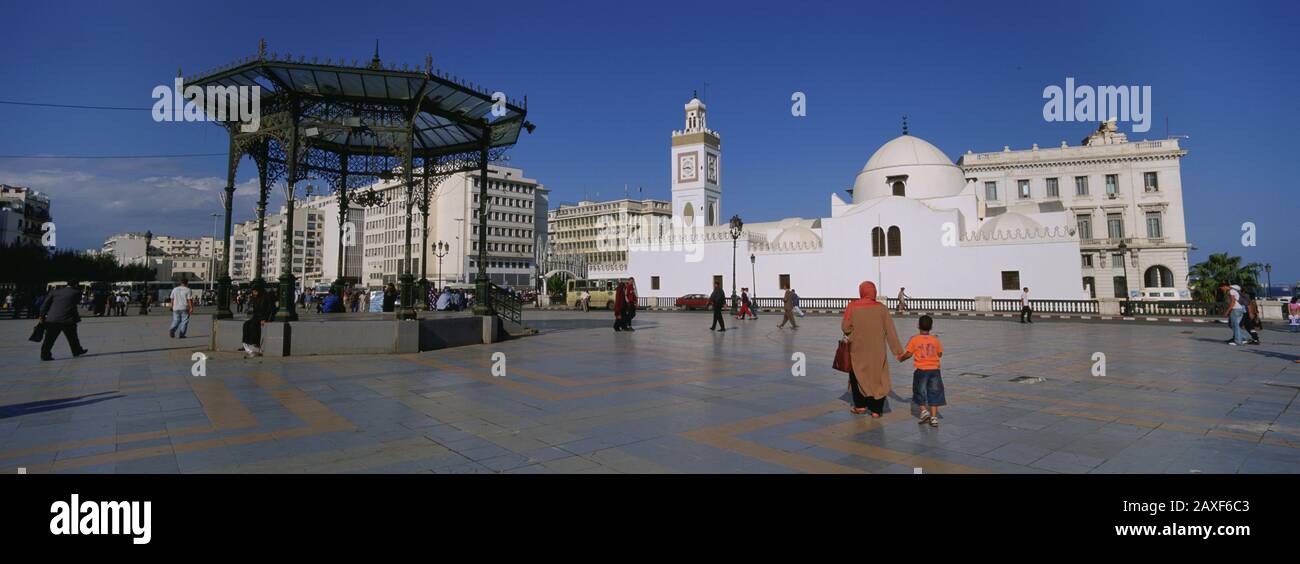 Turistas que caminan frente a una mezquita, Jamaa-el-Jedid, Argel, Argelia Foto de stock