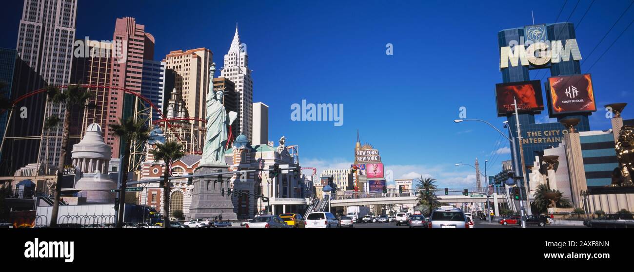 Edificios en una ciudad, el Strip, en Las Vegas, Nevada, EE.UU. Foto de stock