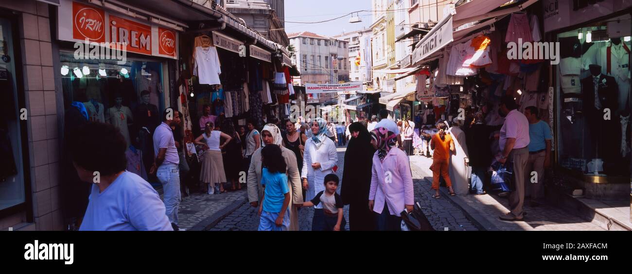 Grupo de personas en un mercado, Gran Bazar, Estambul, Turquía Foto de stock