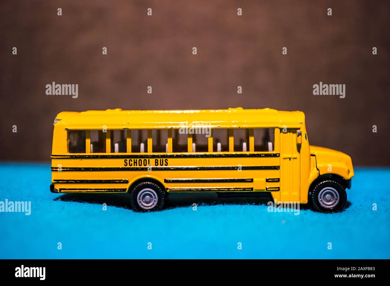 Autobús: Vista Lateral Del Autobús Escolar De Juguete Amarillo Fotos,  retratos, imágenes y fotografía de archivo libres de derecho. Image 82426422