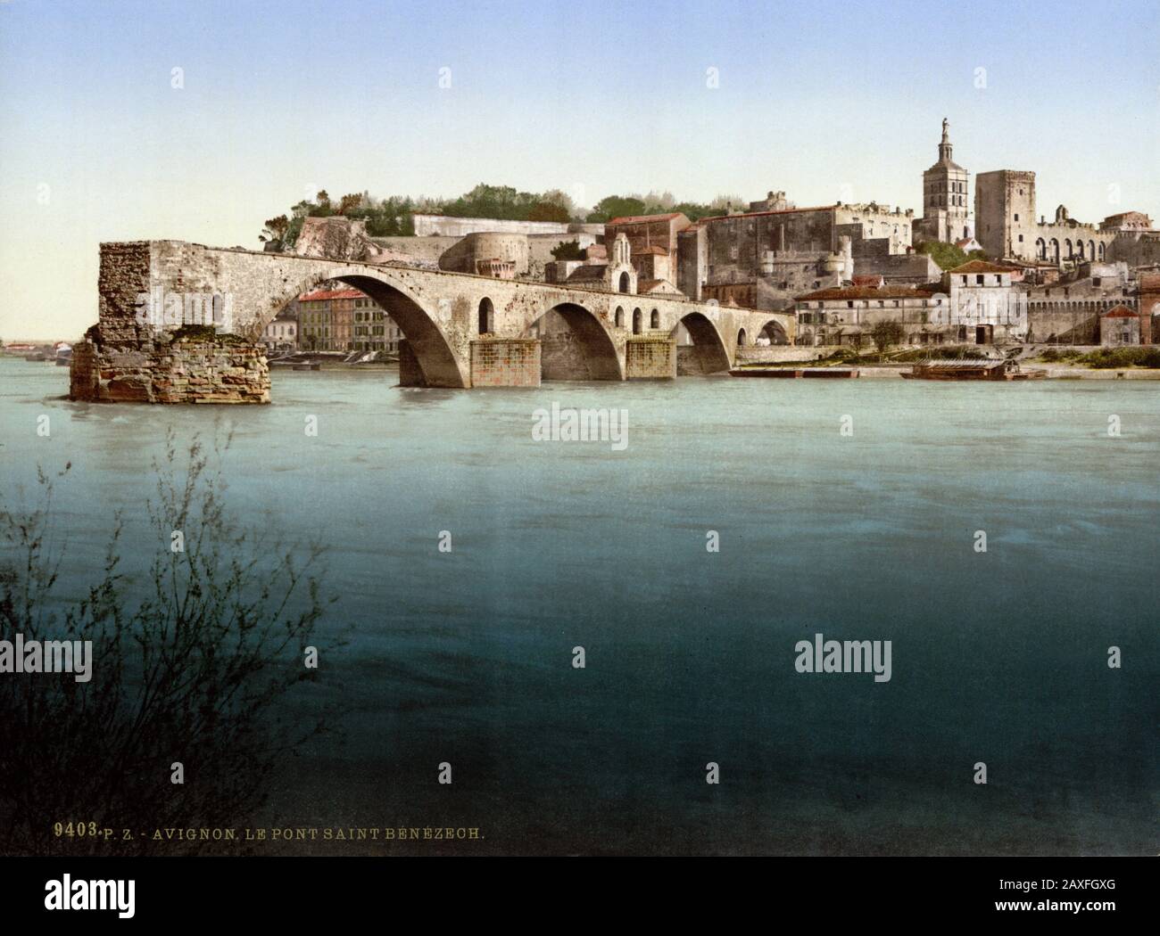 1890 CA , AVIGNON , Provenza-Alpes-Costa Azul , FRANCIA : Vista sobre el río Ródano al noreste con el Pont Saint Benezet o ' Pont d'Avignon ' . EL CASTILLO DE LOS PAPAS y LA CATEDRAL sobre el fondo ( Ensemble Episcopal ) . Desde la Isla de Barthalasse, (es decir, Ile de la Barthelasse ). Color Photochrom, Detroit Publishing Co. , ESTADOS UNIDOS - PALACIO PAPAL - FOTO STORICHE - FOTOS DE HISTORIA - STOCK - GEOGRAFIA - GEOGRAFÍA - ARQUITECTURA - ARQUITECTURA - ARQUITECTURA - VECCHIA EUROPA - VIEJA EUROPA - FRANCIA - PALAZZO DEI PAPI - PAPA - CATTEDRALE - CHIESA - IGLESIA - PROVENZA - PONTE - FIUME - RÍO - RODANO © A Foto de stock