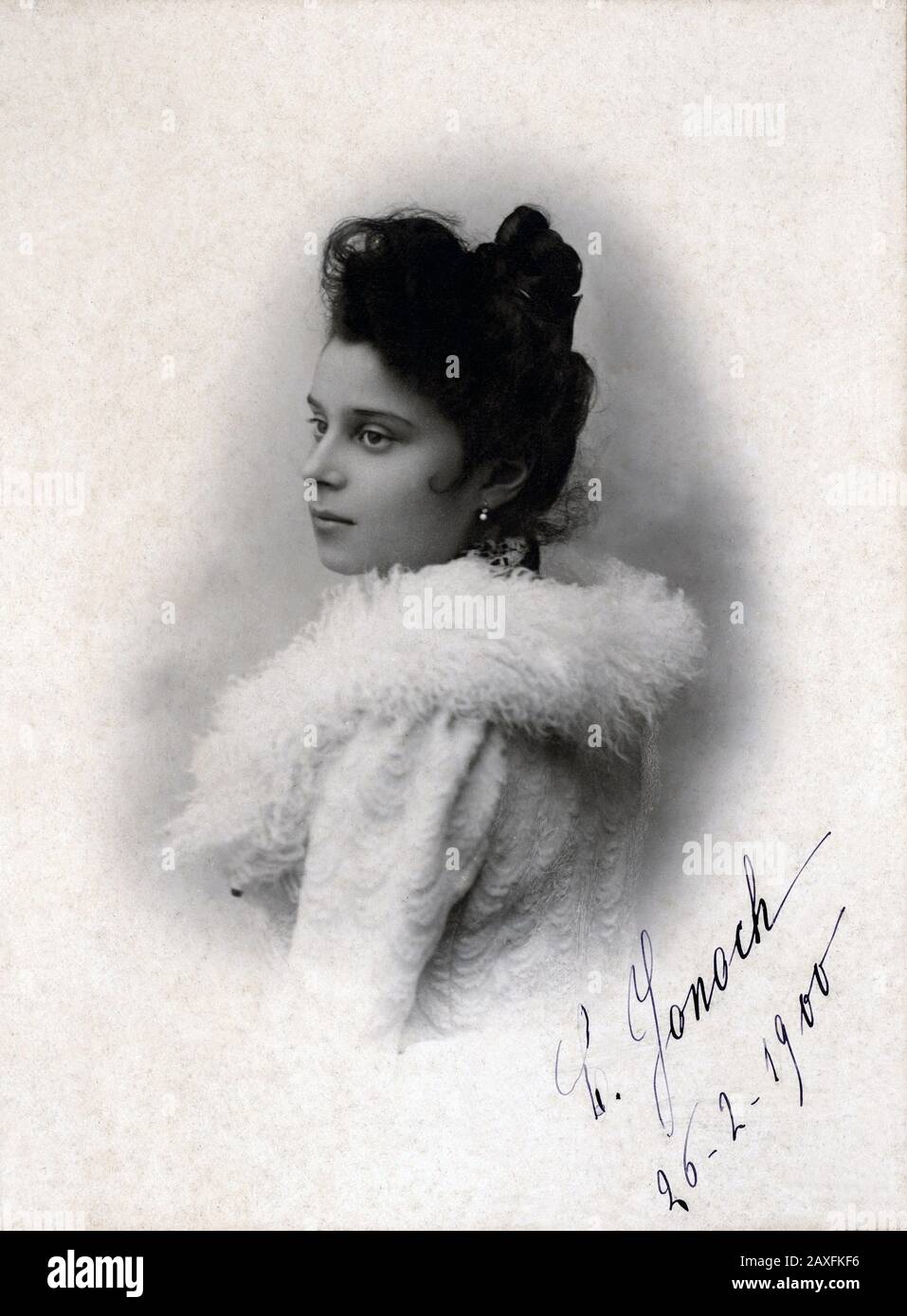 1900 , 26 de febrero , Vicenza , ITALIA : la noblewoman italiana C. JONOCH , foto de A. Bordigoni , Bassano del Grappa ( Vicenza ) - BELLE EPOQUE - ITALIA - NOBLEZA - NOBILI - NOBILTA' ITALIANA - FOTO STORICHE - FOTOS DE HISTORIA - collar - colletto - piel - pelliccia - buen tibetano - YAK - autografo - firma - firma - chignon - nobildonna - profilo - perfil - orecchino - Orecchini - ardops - perlas - perla - perle - vestido blanco - abito vestido bianco - MODA - MODA © Archivio GBB / Foto de stock