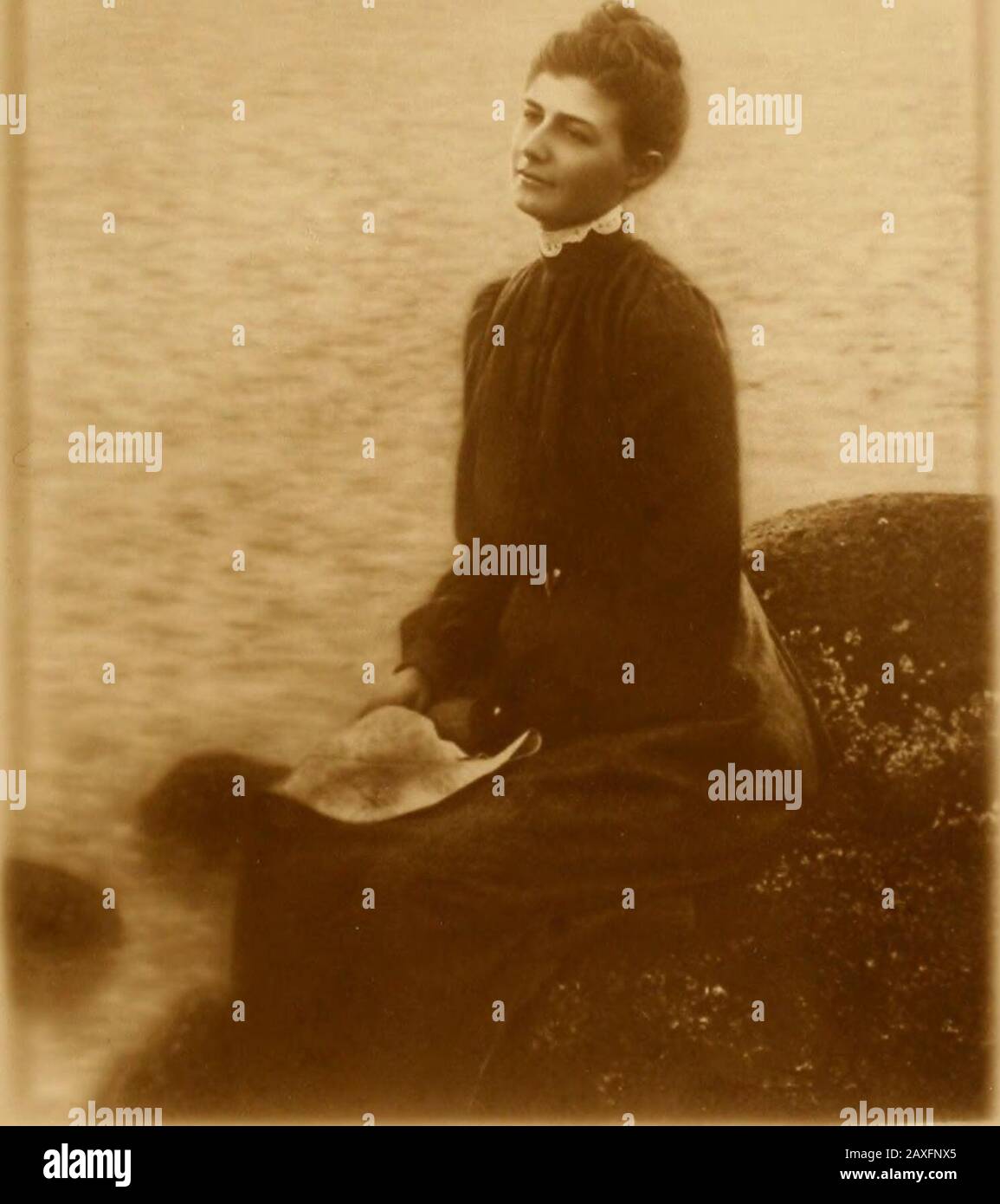 Para sus amigos y los míos: Un libro de aspiraciones, sueños y recuerdos . Prensa De Gibson Bros.. Inc.Washington, D. C. .• 3l17 EN MEMORIA DE CHARLOTTE PUEDE BUFETT Alguna Vez Esposa de ERWIN F. SMITH Nacido: 8 de octubre de 1871, Cleveland, Ohio Casado: 13 de abril de 1893, Easton, Maryland Murió: 28 de diciembre de 1906, Washington, D. C. Para siempre te mueres, y ella es justa!—Keats. Dios la tiene Con Él eternamente, Pero ella habita cada hora con ti. —Cino da Pisloia (traducción de Rossettis). CE que lhomme ici-bas appelle le genie, Cest le besoin daimer; hors de la tout est vain. —Alfred de Musset.. El mar sh Foto de stock
