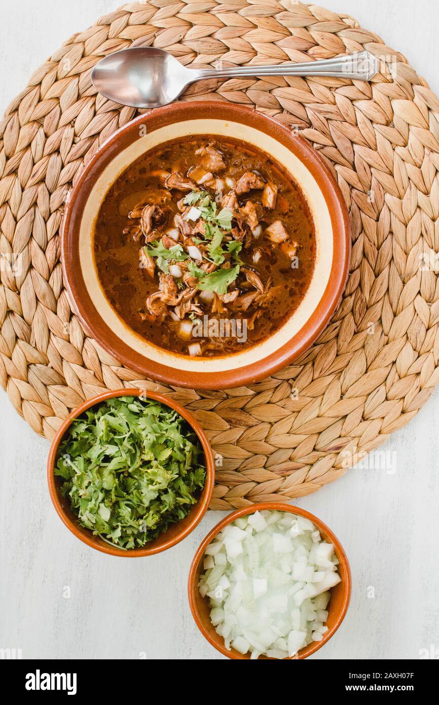 Birria de res imagen vertical. Guiso de comida mexicana hecho con carne de  res, cilantro y cebolla. Fondo blanco Fotografía de stock - Alamy