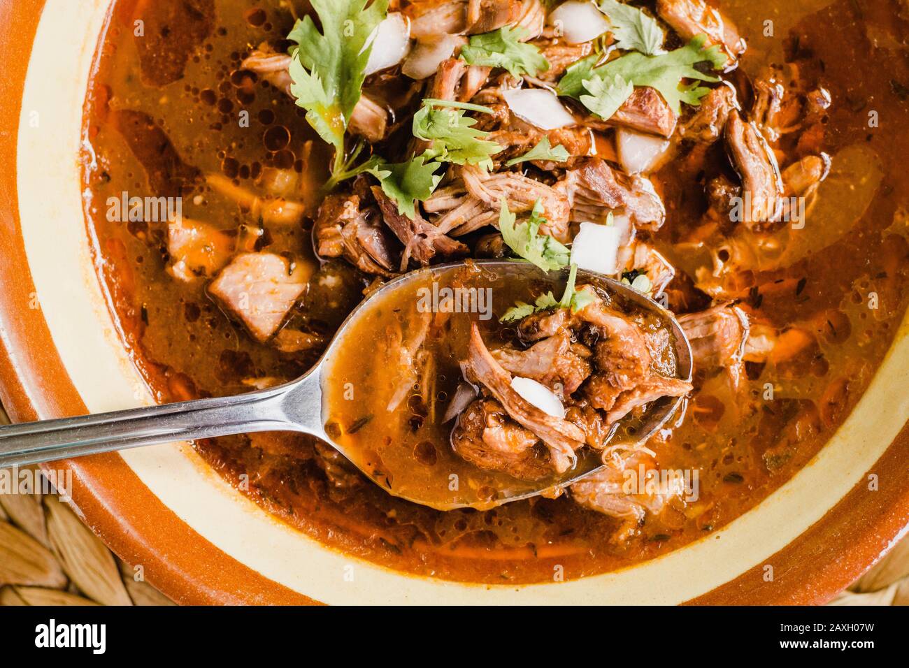 Birria de res tradicional, una sopa de ternera al estilo de Jalisco típica  de México. Primer plano del estofado con una cuchara Fotografía de stock -  Alamy