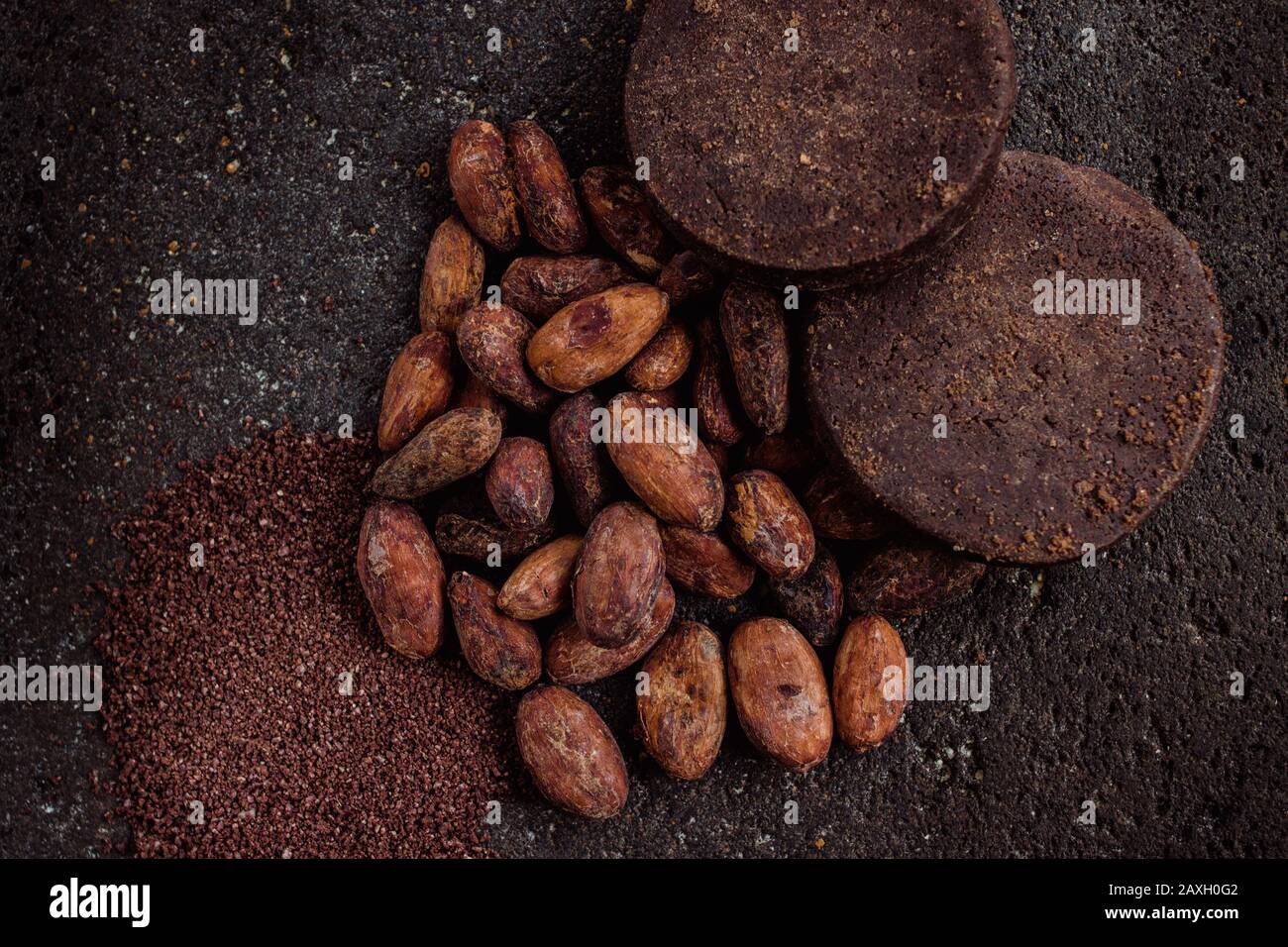 Chocolate mexicano, polvo de cacao y vista superior de cacao, en un metato  tradicional. Los granos de cacao o las nibs de cacao se tuestan  tradicionalmente en Oaxaca Fotografía de stock -