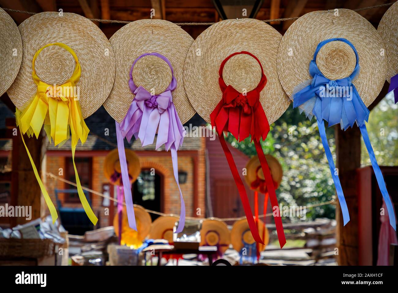 Cintas de colores colgando de sombreros de paja de señoras, soplando en la brisa, en Williamsburg, Virginia. Foto de stock