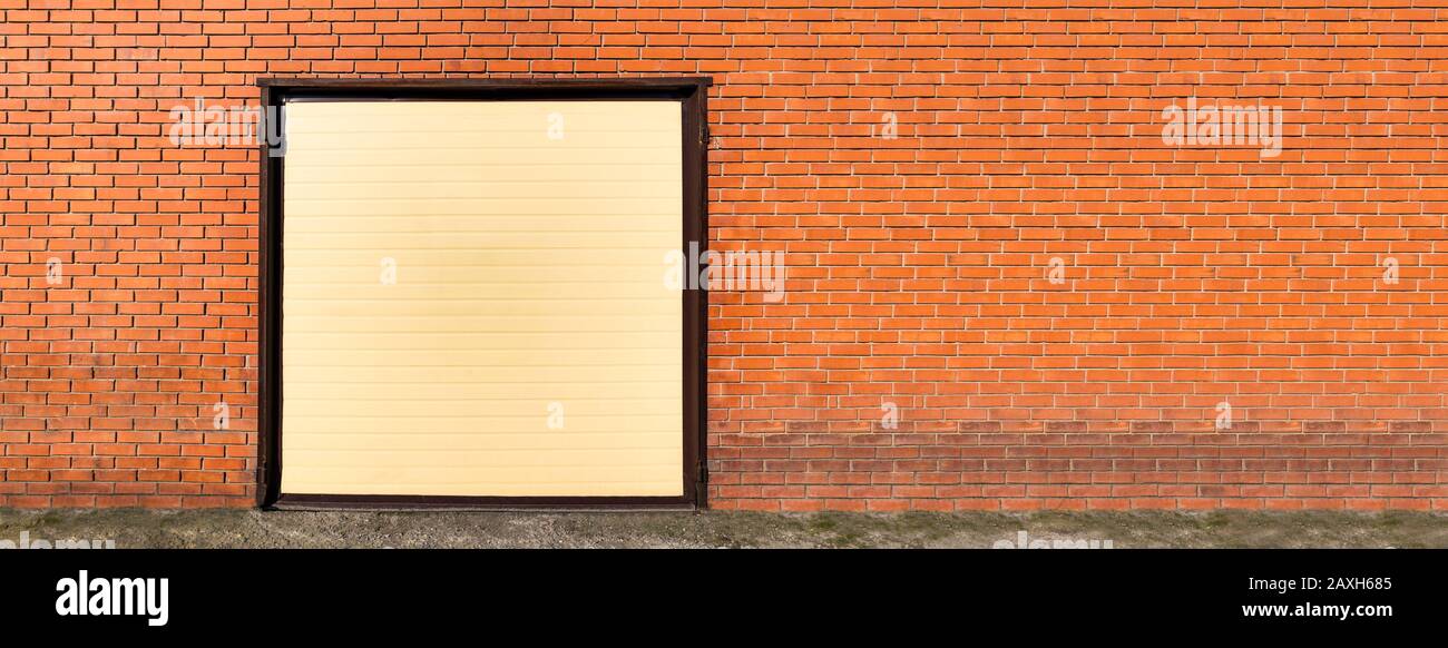 Puertas de metal marrón del garaje privado. Mecanismo automático de elevación de puertas. Foto de stock