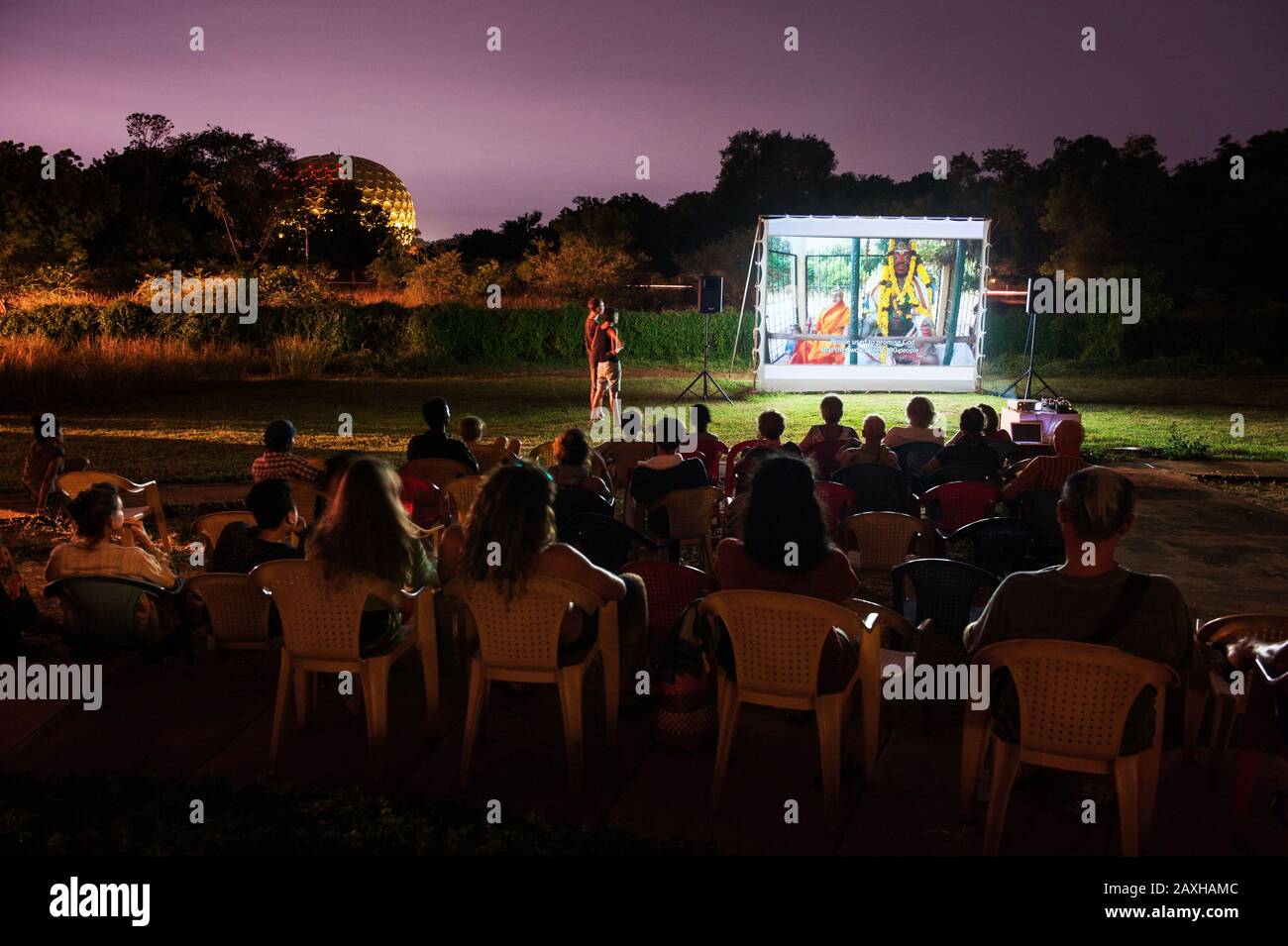 Auroville, INDIA - Auroville Film Festival 2015. Proyección de películas sobre la Unidad humana en el espacio al aire libre entre el Ayuntamiento y los jardines de Matrimandir. Foto de stock