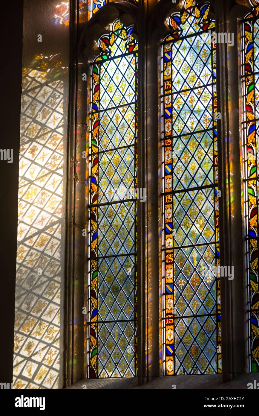 Iglesia de San Andrés vidrieras reflexiones en el Castillo Combe, Inglaterra, una de las muchas pequeñas ciudades hermosas en los Cotswolds. Foto de stock