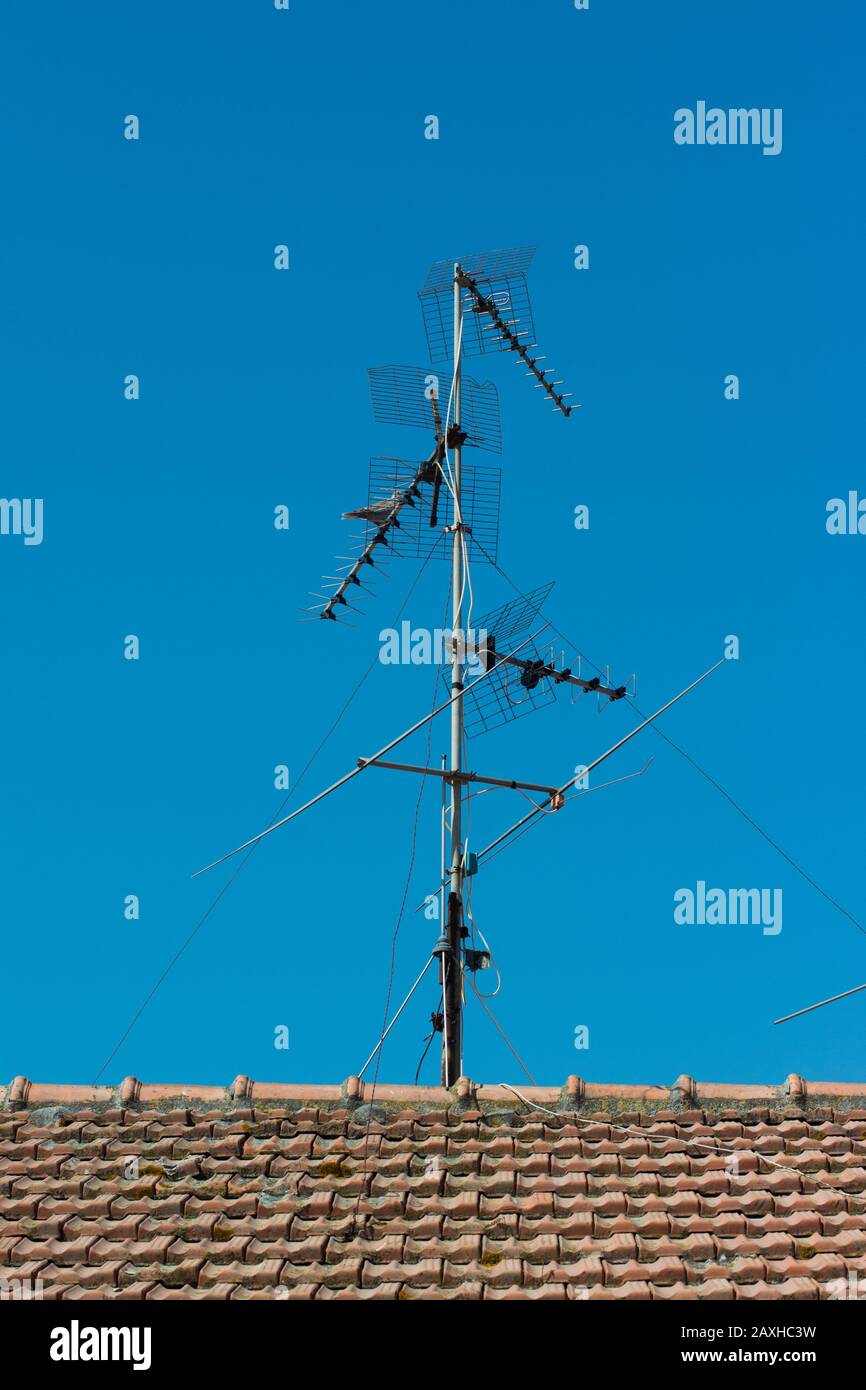 Antena de televisión diseñada para ver canales digitales terrestres (TDT)  con nubes en el fondo Fotografía de stock - Alamy