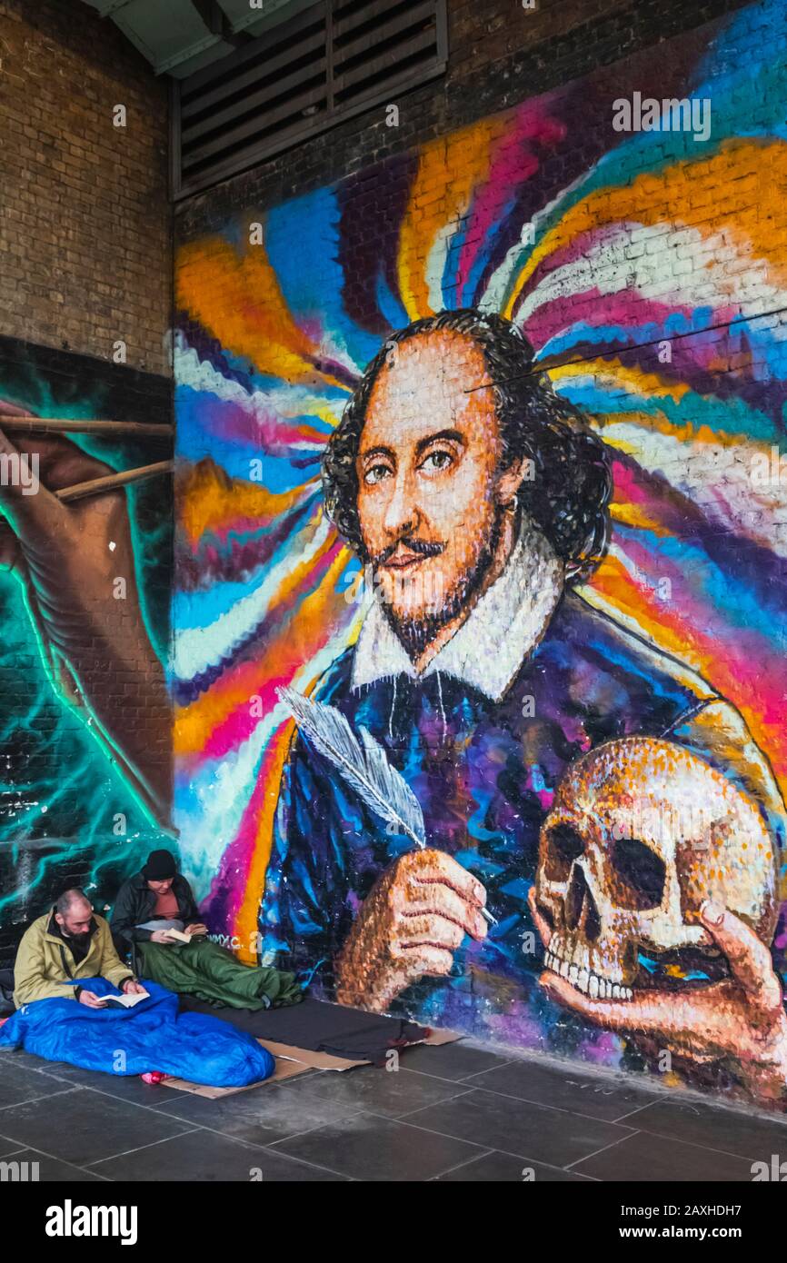 Inglaterra, Londres, Southwark, Clink Street, Rough Sleepers Frente Al Wall Mural Street Art, Incluyendo Shakespeare Holding Skull De Macbeth Foto de stock