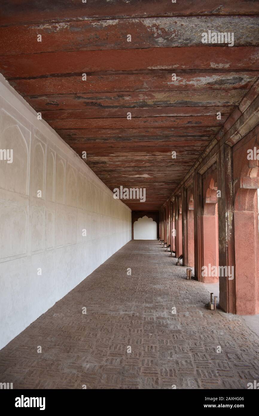 Paso frente al fuerte de Diwan-i-am Agra, arquitectura Mughal, Agra, Uttar Pradesh, India Foto de stock