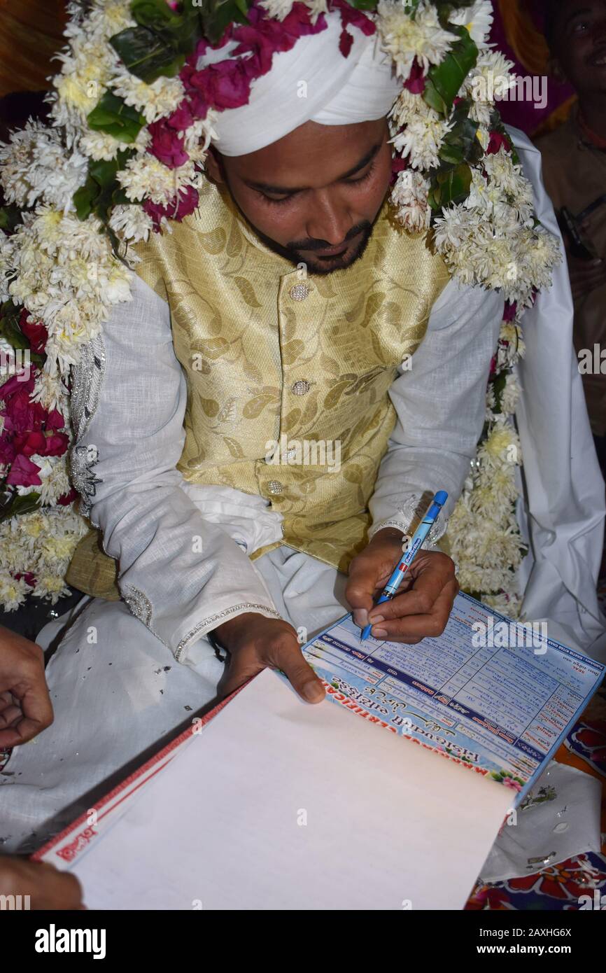 El novio musulmán indio firma el nama nikah o contrato de matrimonio un acuerdo prenuptial islámico en Ahmedabad, Gujarat, India Foto de stock