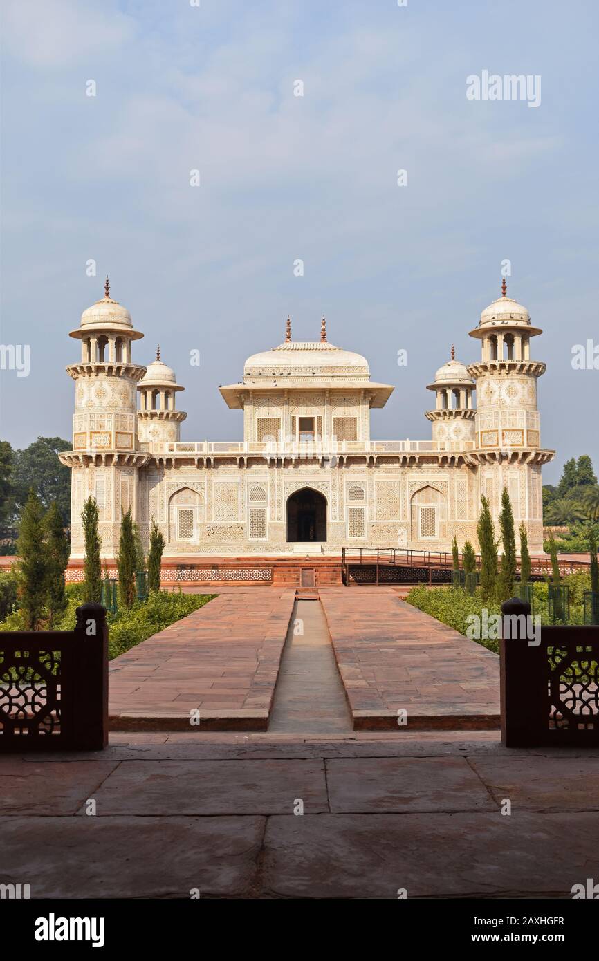 Agra, Uttar Pradesh, India, enero de 2020, Vista frontal, mausoleo de la tumba de Etmaduddaula o Itmad-ud-Daula a menudo considerada como un borrador del Taj Mahal Foto de stock