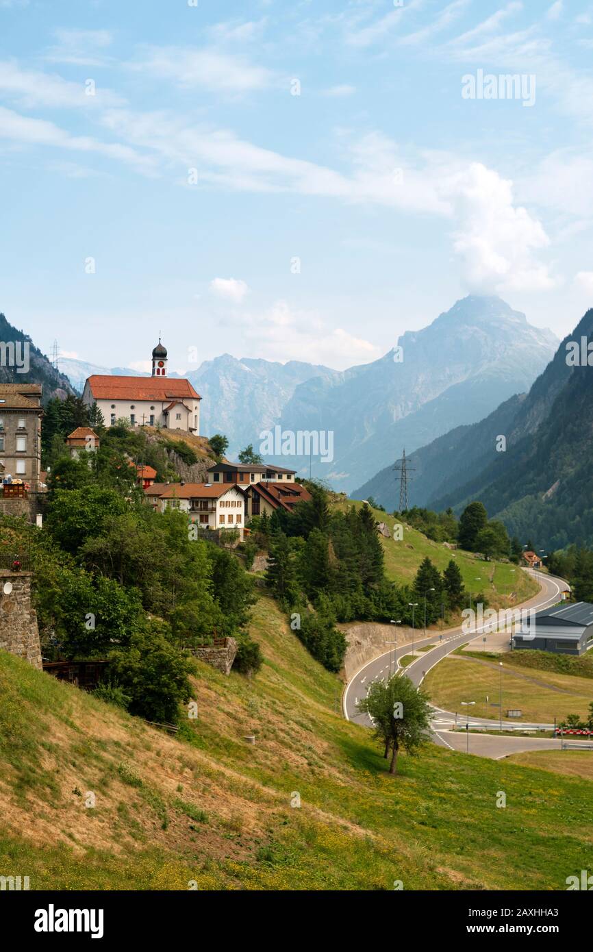 Iglesia de San Gallo y paisaje de valle de montaña de Wassen en el cantón suizo de Uri en los Alpes suizos, Suiza UE Foto de stock