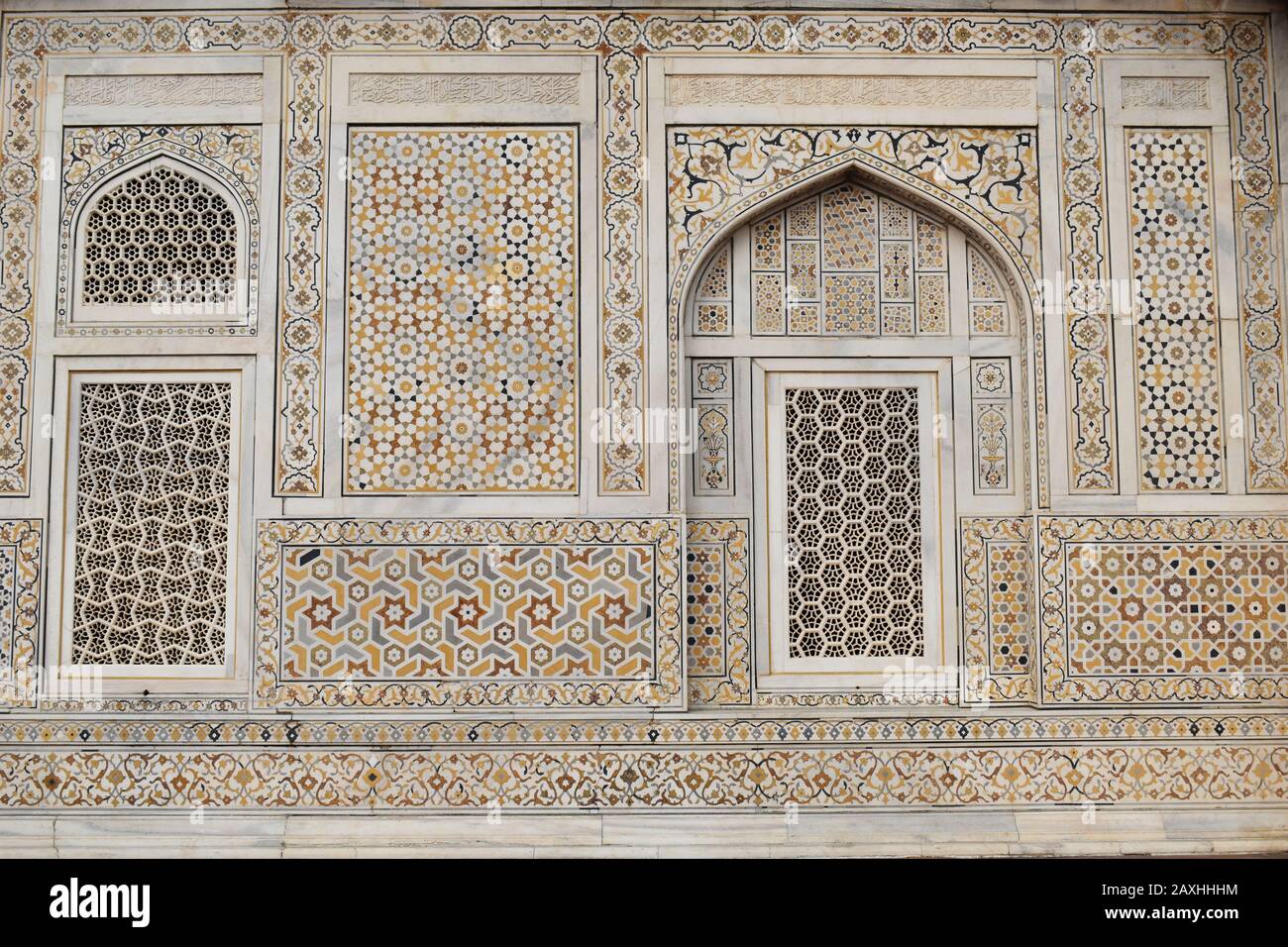 Pared exterior, detalle con nicho, Mausoleo de Etmaduddaula o tumba Itmad-ud-Daula a menudo considerada como un borrador del Taj Mahal, Agra, Uttar Pradesh, In Foto de stock