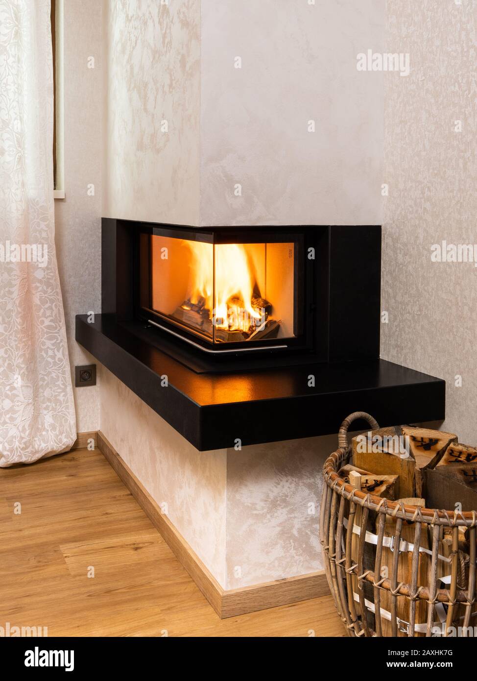 moderna y minimalista chimenea en la esquina de la habitación Fotografía de  stock - Alamy