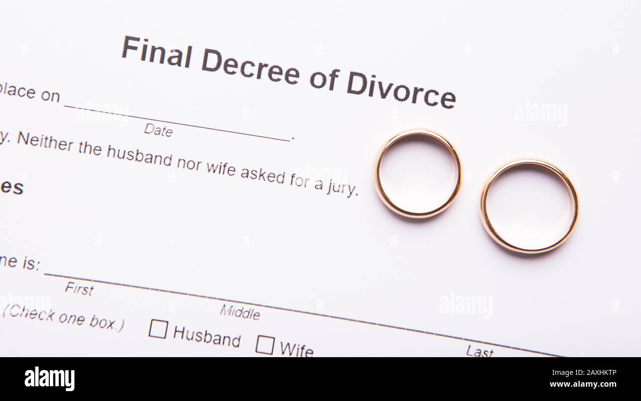El decreto del divorcio y dos anillos de la boda, fondo Foto de stock