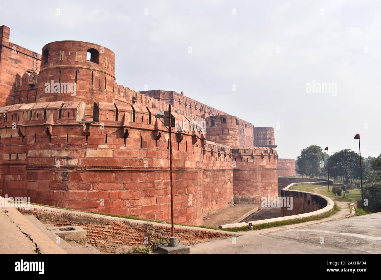 Vista lateral del fuerte de Agra, fortaleza del siglo XVI de piedra arenisca roja situada en el río Yamuna, Agra, Uttar Pradesh, India Foto de stock