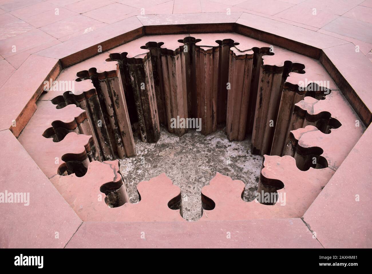 Fuente Octagonal En Jahangir Mahal, Fuerte De Agra, Agra, Uttar Pradesh, India Foto de stock