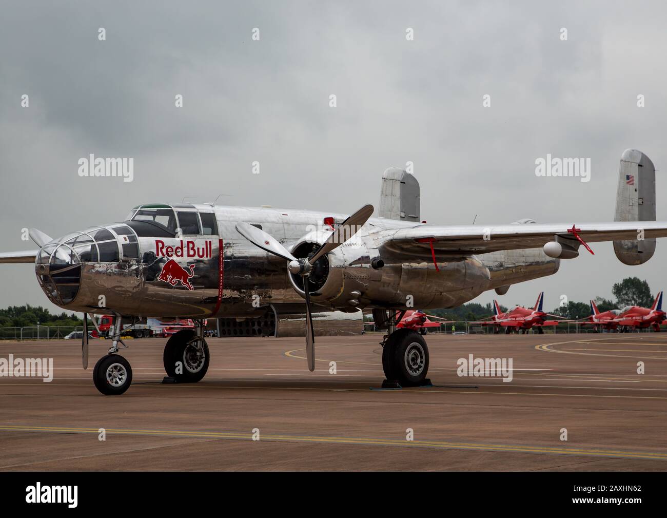 Red Bull North American B-25J 'Sitchell' Foto de stock