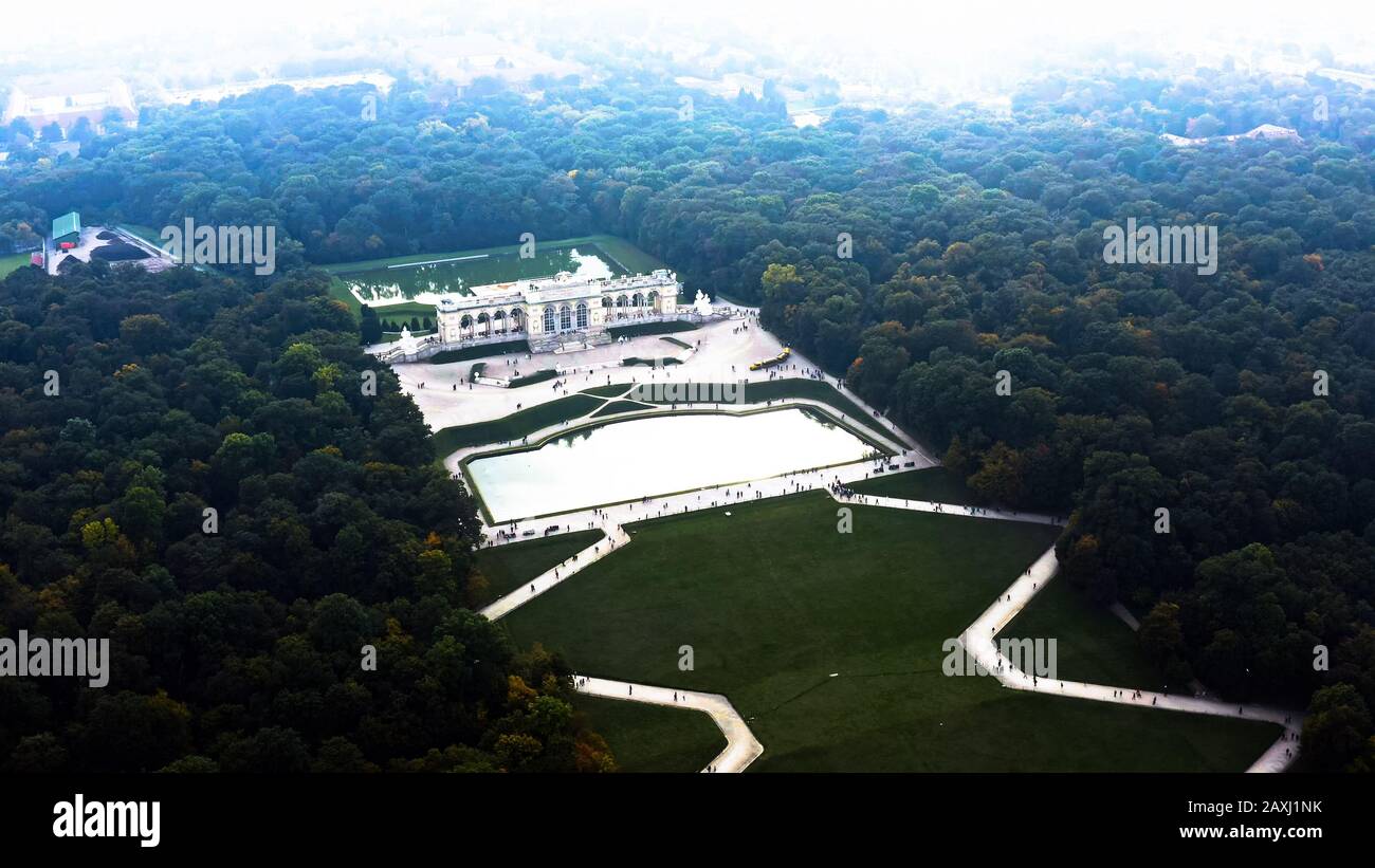 La estructura Gloriette en el Jardín del Palacio de Schonbrunn, Viena, Austria vista aérea. El edificio está situado en el parque Schonbrunner Schloss Foto de stock