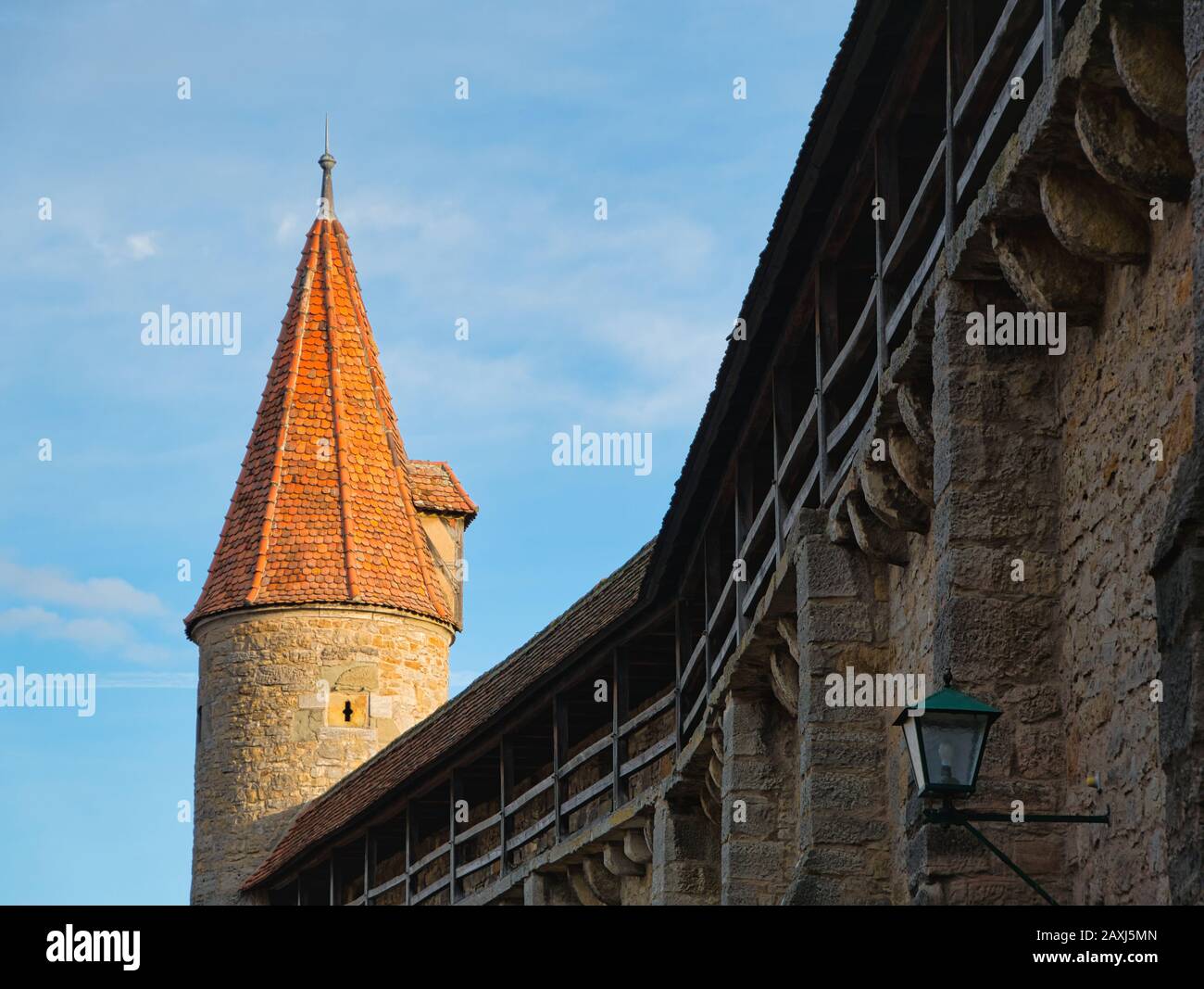 El campo de batalla cubierto de la muralla de Rothenburg con la torre de la ciudad Foto de stock