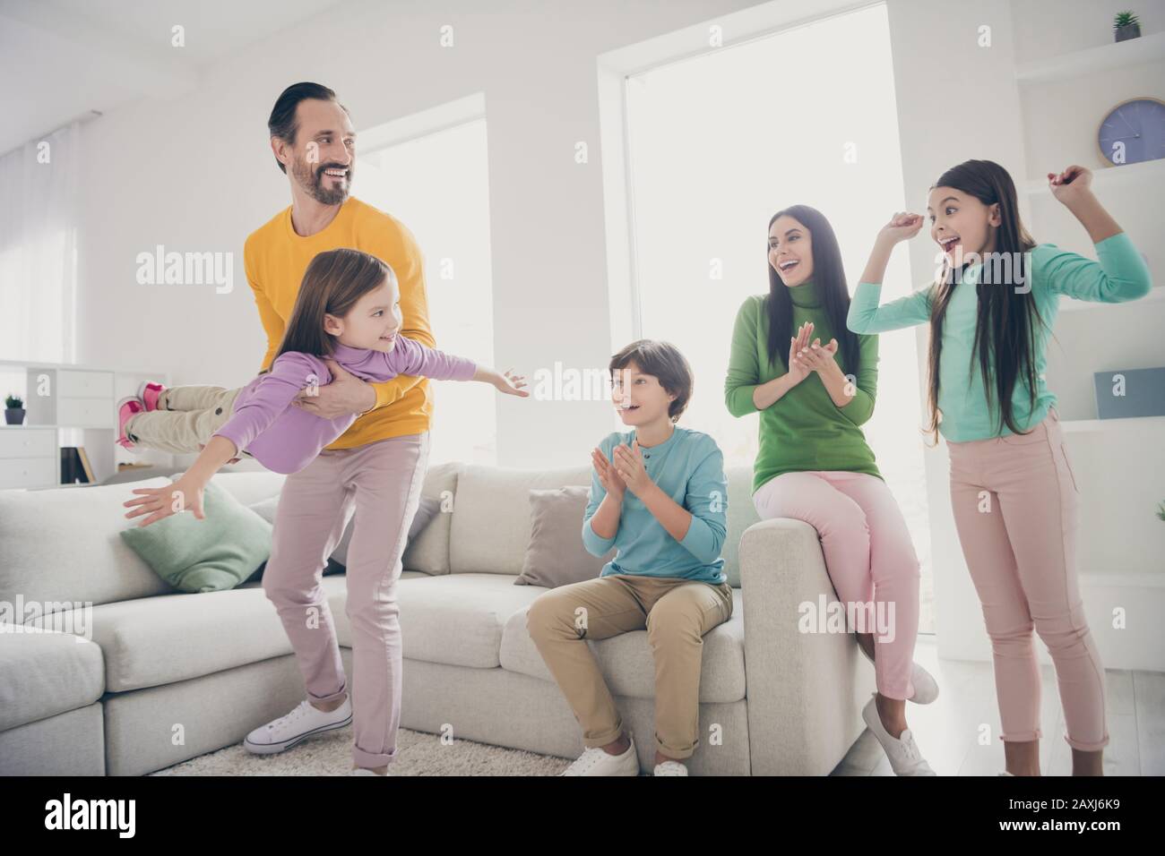 Comodidad armonía acogedora gente loca familia pasar tiempo papá papá lleva niño adoptado poco ella vuela las manos como mamá avión mamá niños preadolescentes palmar las manos Foto de stock