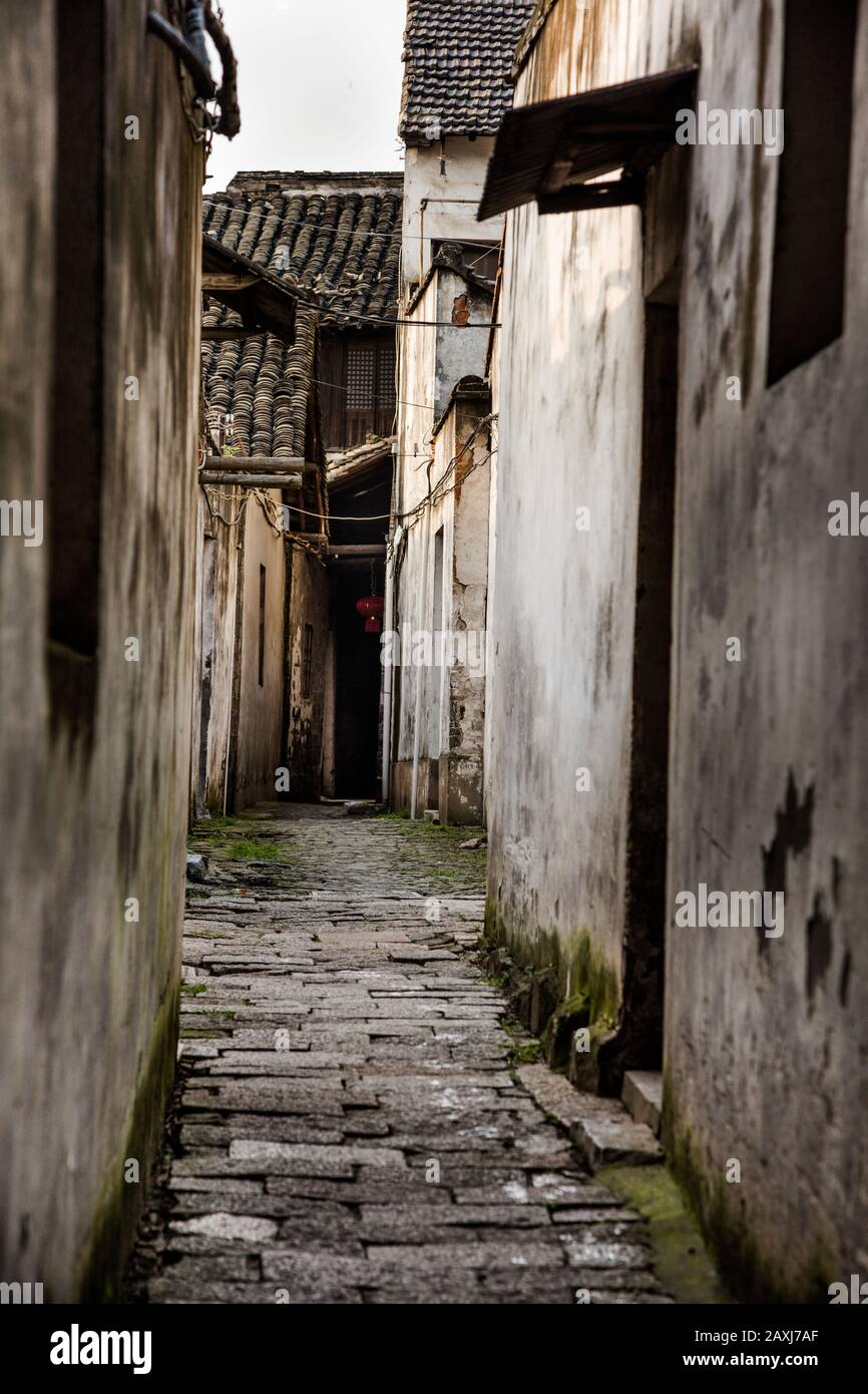 Las calles y el edificio en la histórica ciudad de agua de Tongi-Li, cerca de Suzhou, China Foto de stock