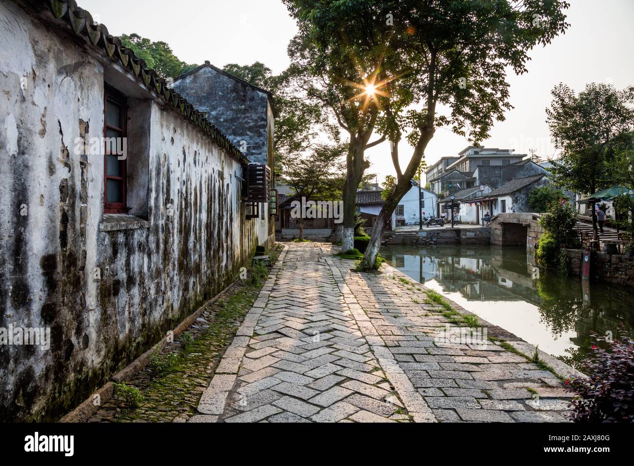 Las calles y el edificio en la histórica ciudad de agua de Tongi-Li, cerca de Suzhou, China Foto de stock