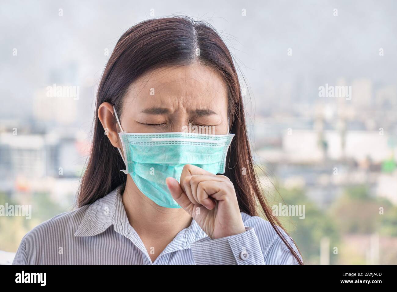 Las personas que se sienten enfermas por la contaminación del aire, el medio ambiente tiene efectos nocivos o venenosos. La mujer de la ciudad que lleva máscara facial para protegerse Foto de stock
