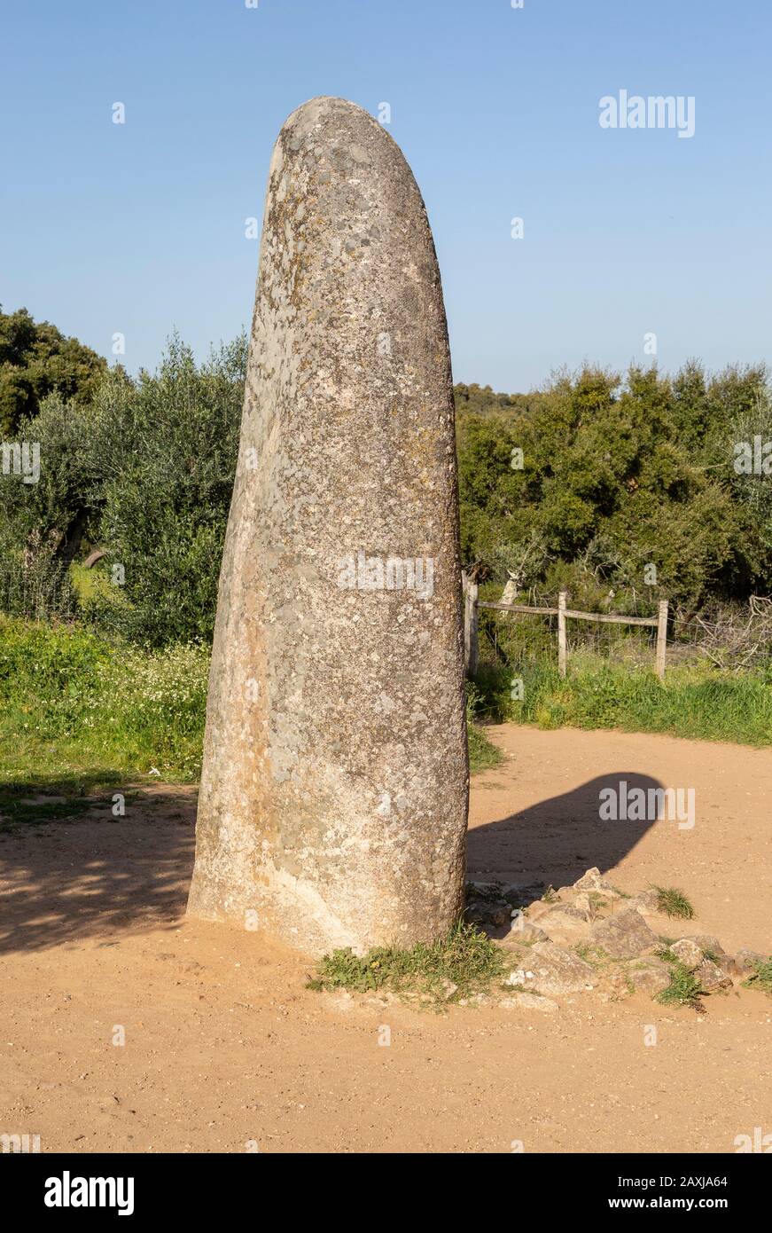 Piedra neolítica de pie de 4 metros de altura llamada el Menir dos Almendres, cerca de Évora, Alentejo, Portugal, Sur de Europa Foto de stock