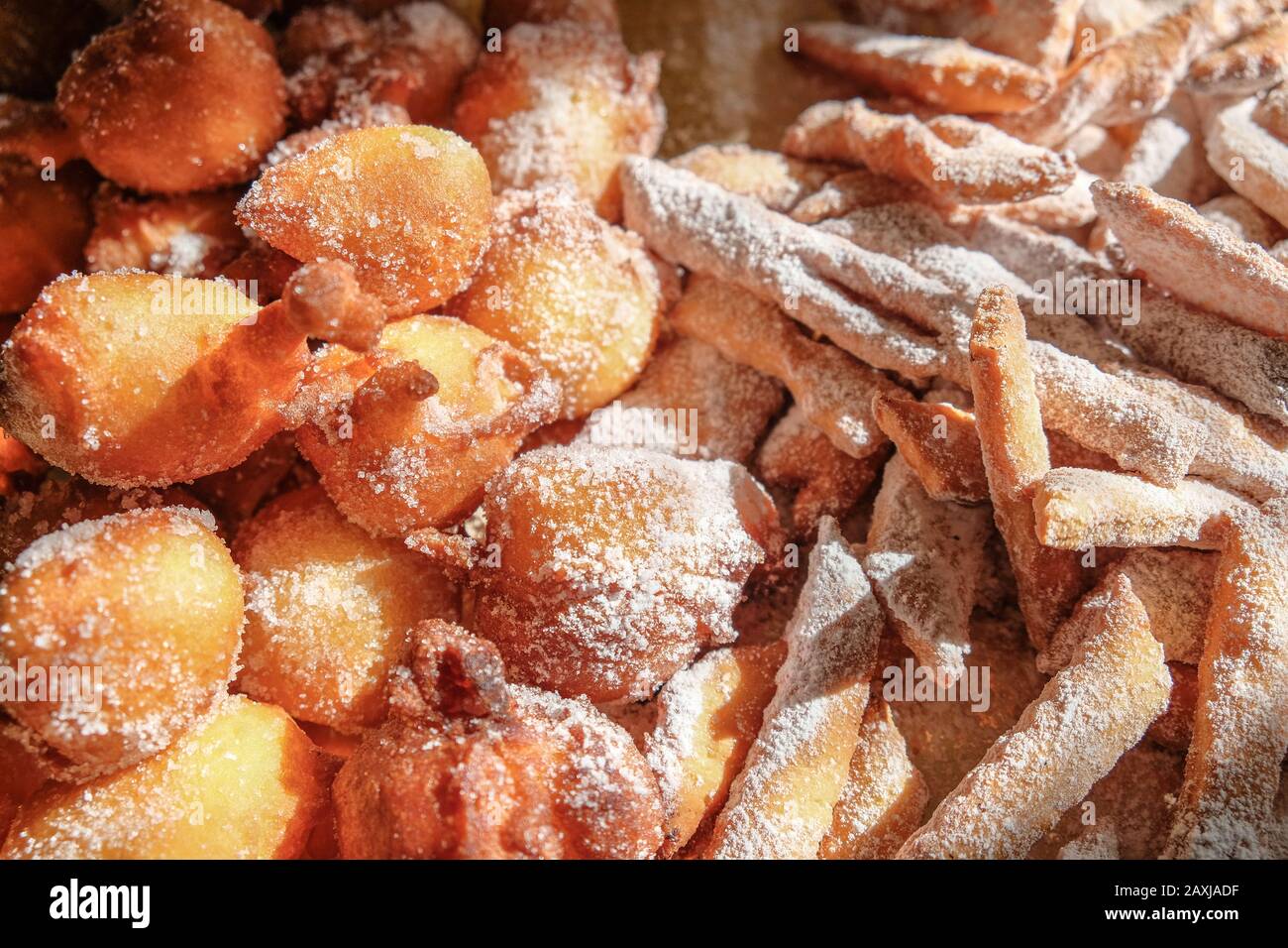 Tradicional napolitano dulces fritos castagnole, cocina italiana casera Foto de stock