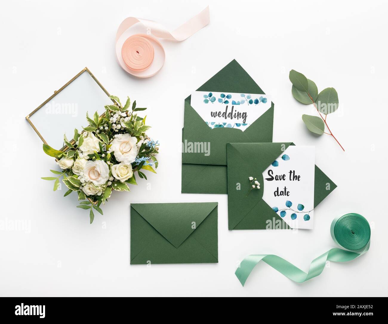 Sobres verdes creativos con invitaciones blancas para bodas Fotografía de  stock - Alamy