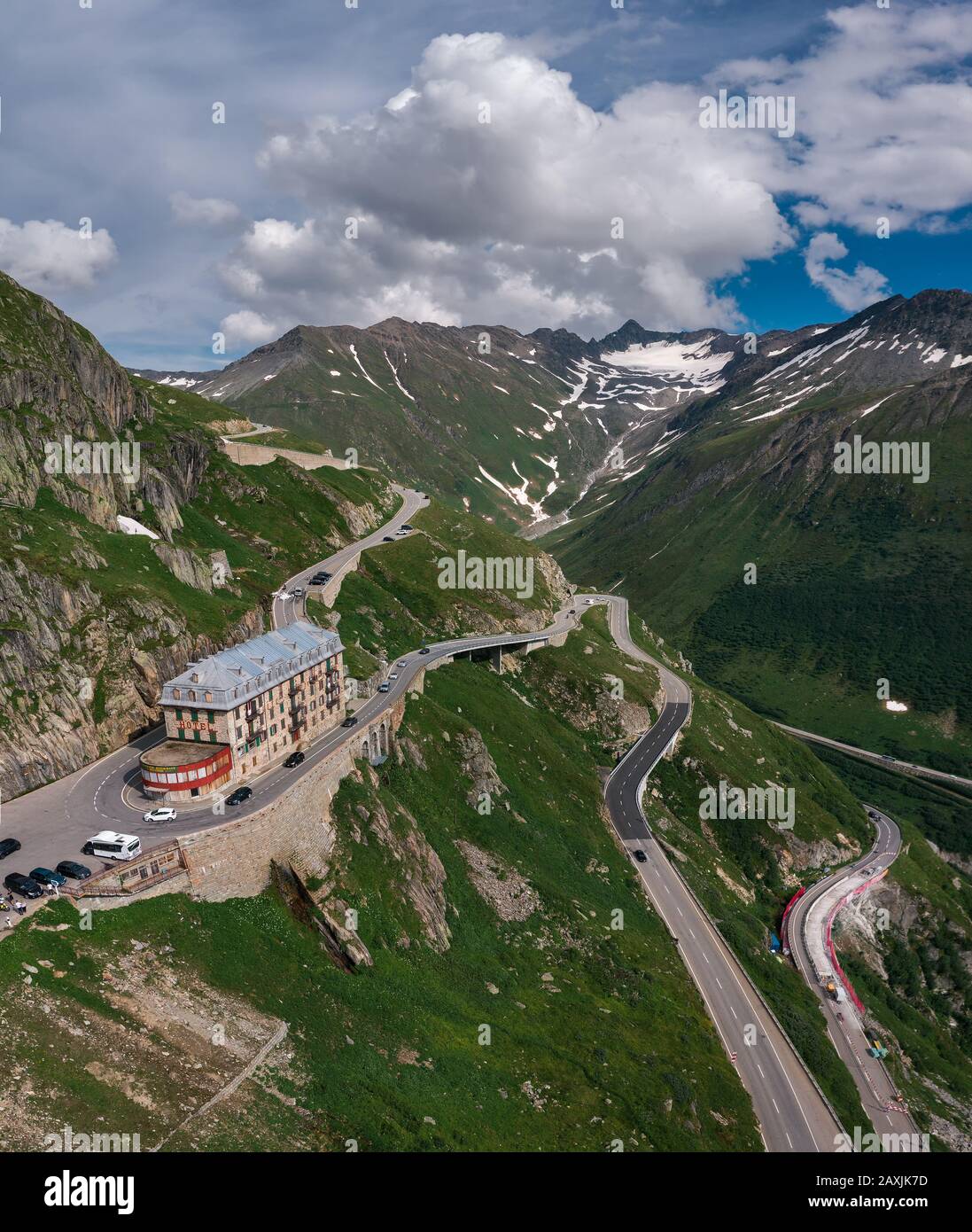 Vista aérea de la montaña cerrado el hotel Belvedere en Paso de Furka, Suiza Foto de stock