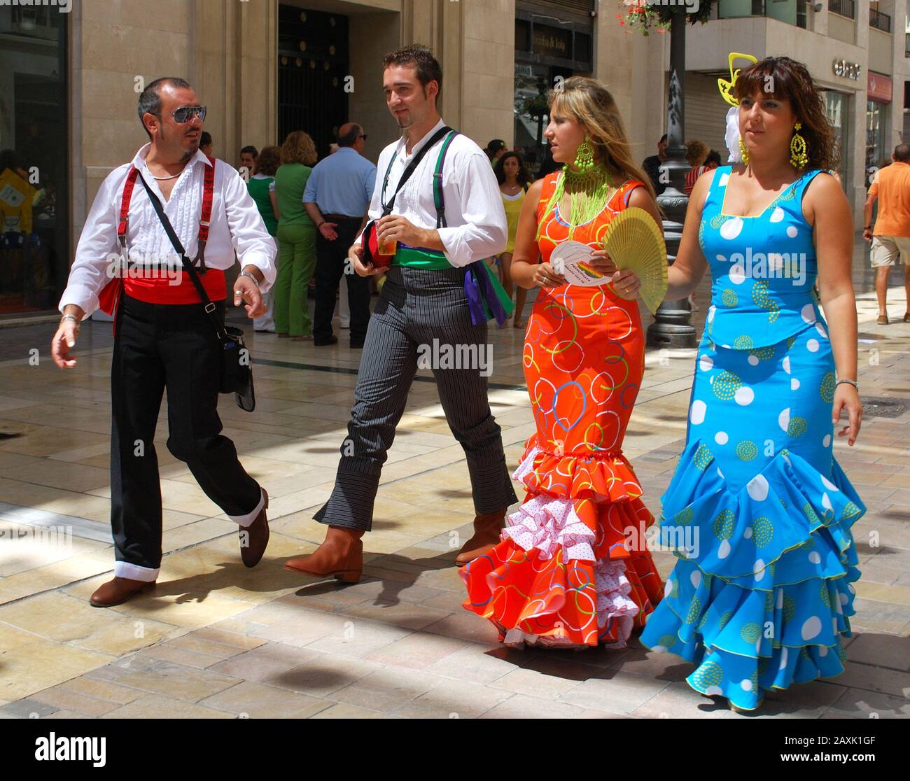 Hombres y mujeres vestidos tradicionales caminando por la Calle Marques de  Larios durante la Feria de Málaga, Málaga, España Fotografía de stock -  Alamy