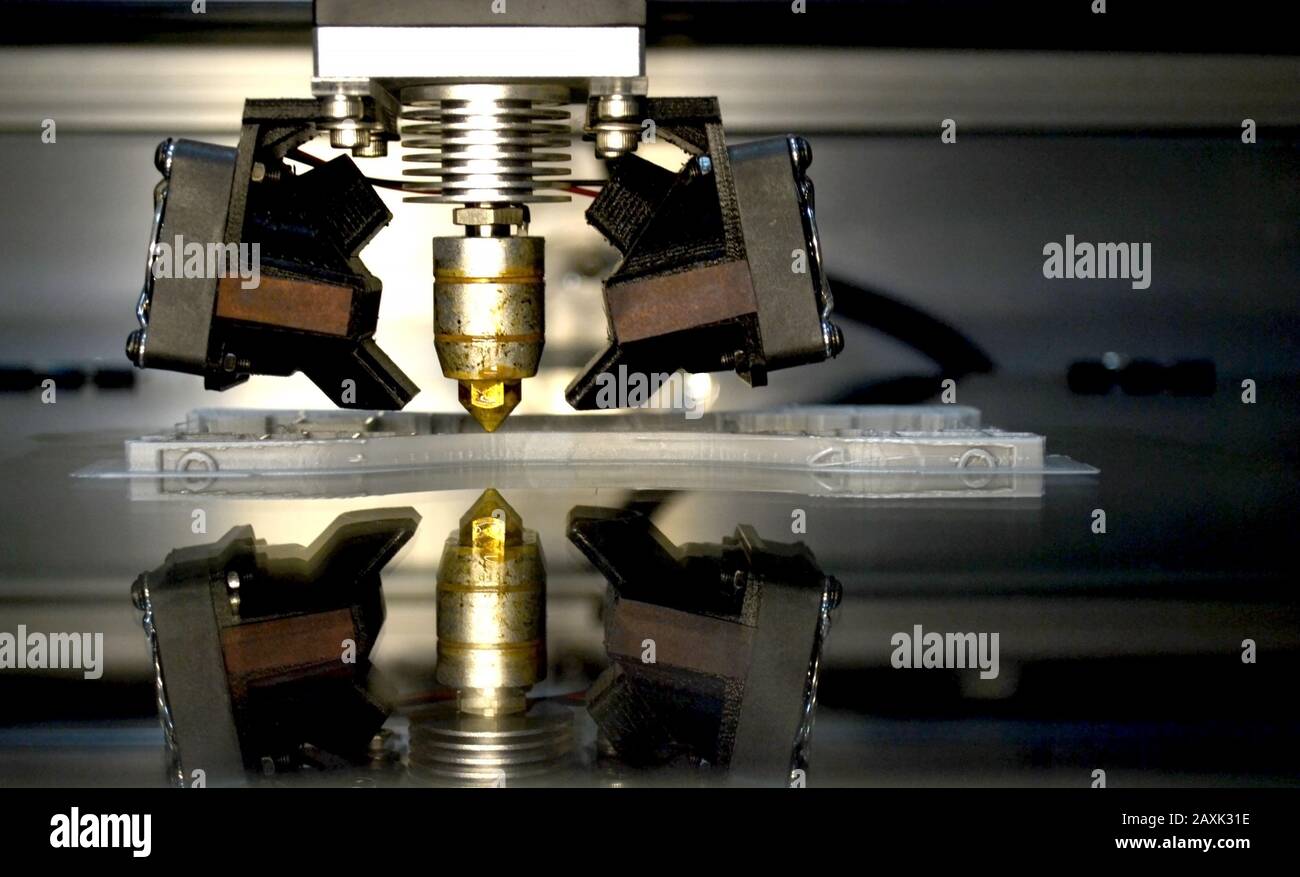 Arábica Won trabajo duro La impresora 3D imprime objetos aislados en el primer plano de la  superficie reflectante del espejo. Moderna tecnología de impresión 3D  Fotografía de stock - Alamy