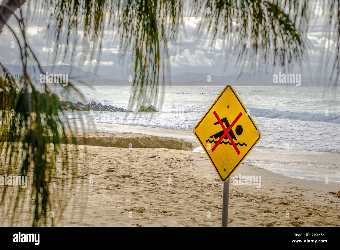 Australia, provincia de Queensland, playa, letrero, baño prohibido Foto de stock