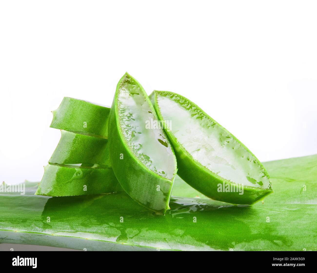 cierre de Aloe Vera en rebanadas. La planta del áloe se utiliza como