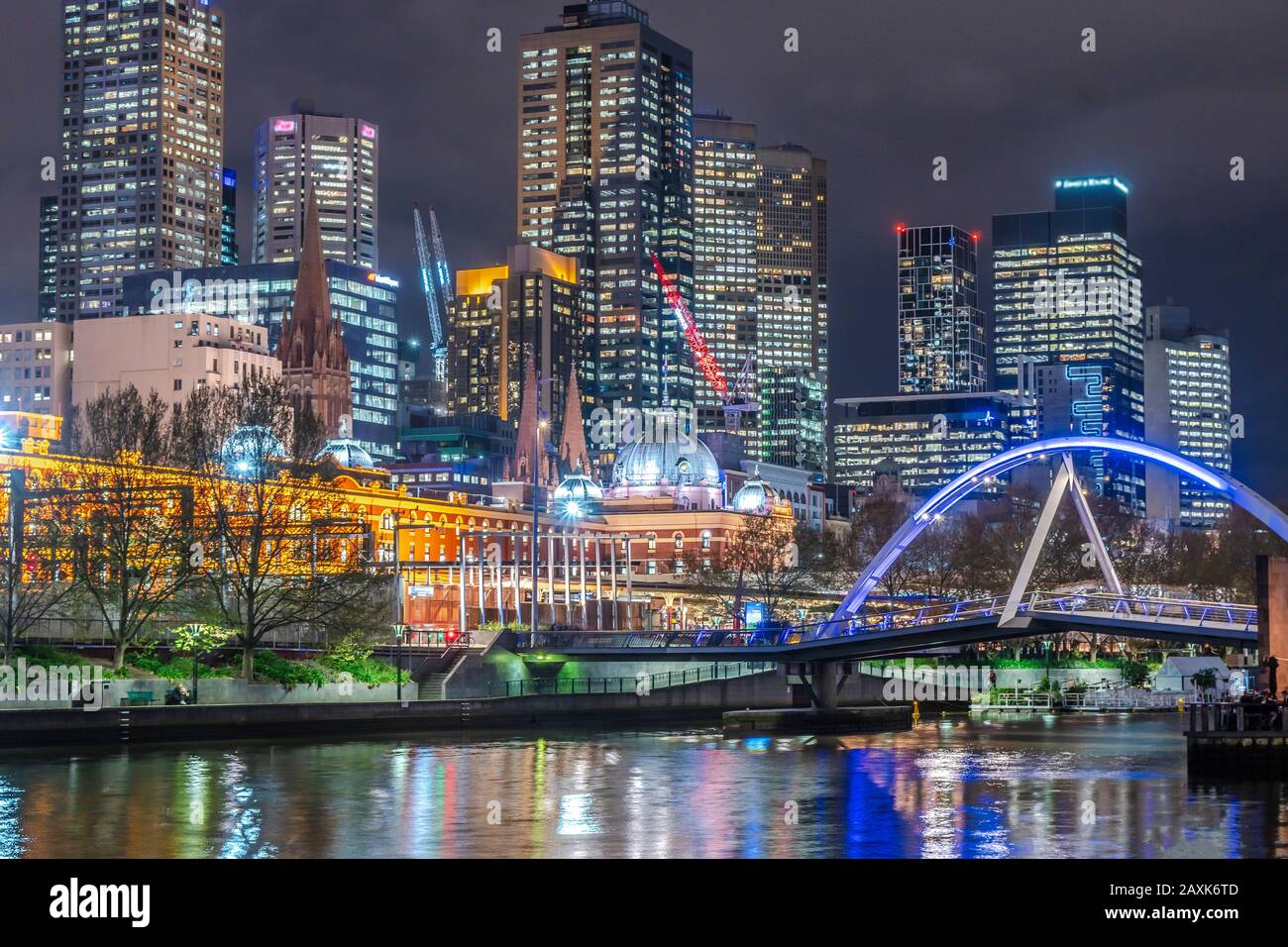 Melbourne, vista de la ciudad por la noche, Australia, provincia de Victoria Foto de stock