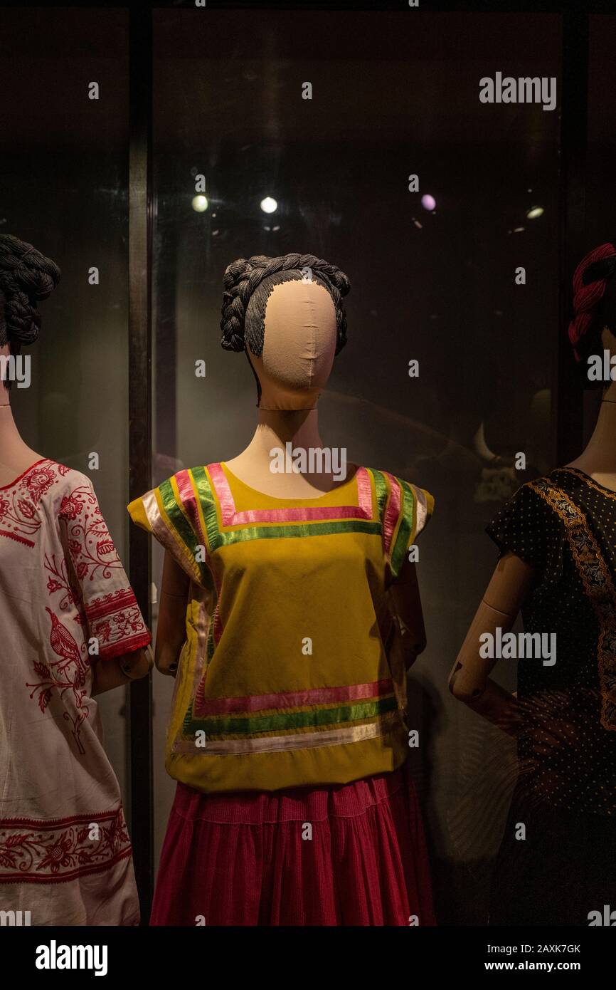 Vestidos y artefactos pertenecientes a Frida Kahlo en su casa en la Ciudad  de México, México Fotografía de stock - Alamy