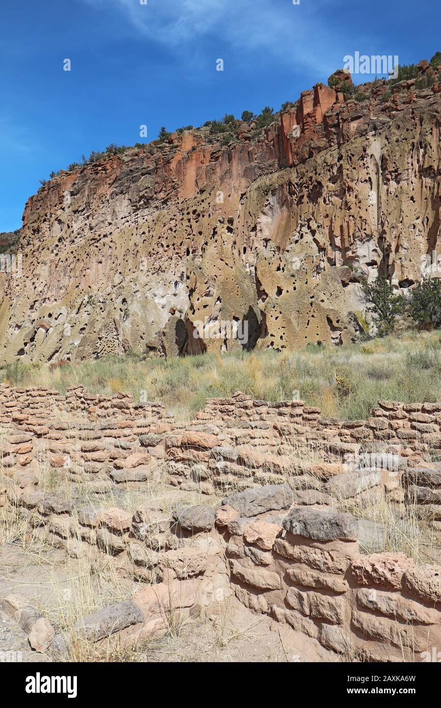 Parte de las ruinas de Tyuonyi de los pueblos ancestrales de los Pueblo junto a los acantilados a lo largo del sendero principal en Frijoles Canyon en Bandelier National Monument ne Foto de stock