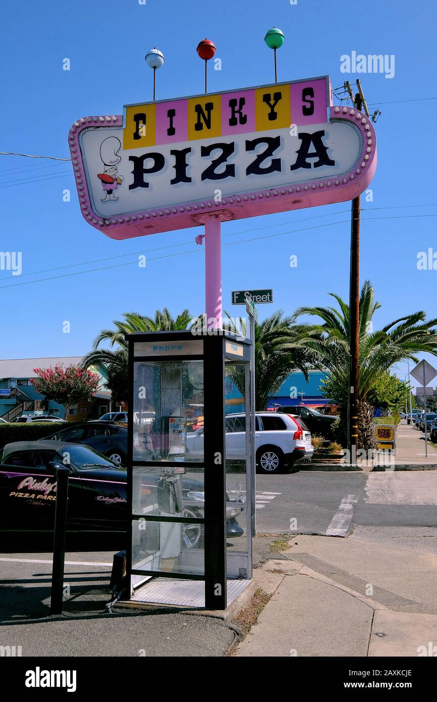 Pizarra de Pinky's Pizza con cabina telefónica, Petaluma, California,  Estados Unidos Fotografía de stock - Alamy