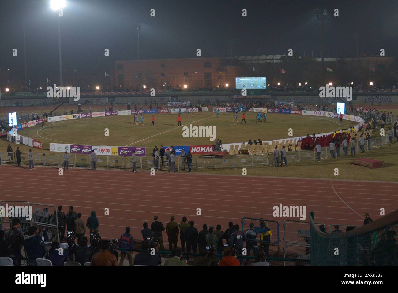 Los jugadores de Kabaddi parecen estar en acción durante el partido que juega entre India y Sierra Leona, ya que el equipo indio Kabaddi gana para 18-45 durante la Copa Mundial de Kabaddi 2020 en el estadio de Punjab Lahore. La Copa Mundial de Kabaddi 2020 comienza en Pakistán. Todo está establecido para la 'Copa Mundial Kabaddi 2020', que se celebra en tres ciudades de Lahore, Faisalabad y Gujrat, del 09 al 16 de febrero, respectivamente. El evento está organizado conjuntamente por el gobierno de Punjab, la Junta de Deportes de Punjab (SBP) y la Federación Pakistan Kabaddi (PKF). (Foto De Rana Sajid Hussain/Pacific Press) Foto de stock