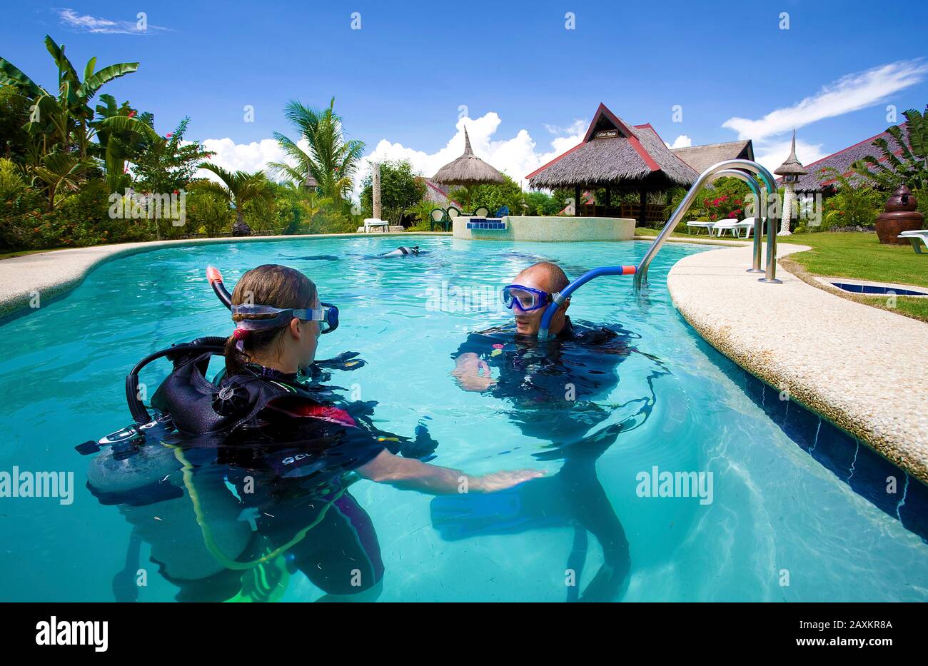 Buceador, curso para principiantes en la piscina de Dolphin House, pequeño resort en White Beach, Moalboal, Cebu, Filipinas Foto de stock