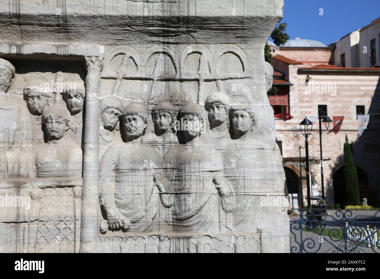 Turquía. Estambul. El Obelisco De Teodosio. Pedestal. Emperador que ofrece laurel de la victoria. 4º c. Hipódromo. Foto de stock