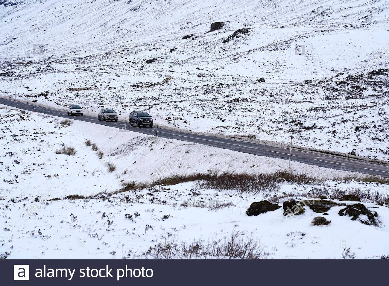 Glencoe, Escocia, Reino Unido. 12 de febrero de 2020. Fuertes nevadas en las tierras altas de Escocia, la carretera A82 en Rannoch Moor y Glencoe visto aquí siendo gravemente afectado. Crédito: Craig Brown/Alamy Live News Foto de stock