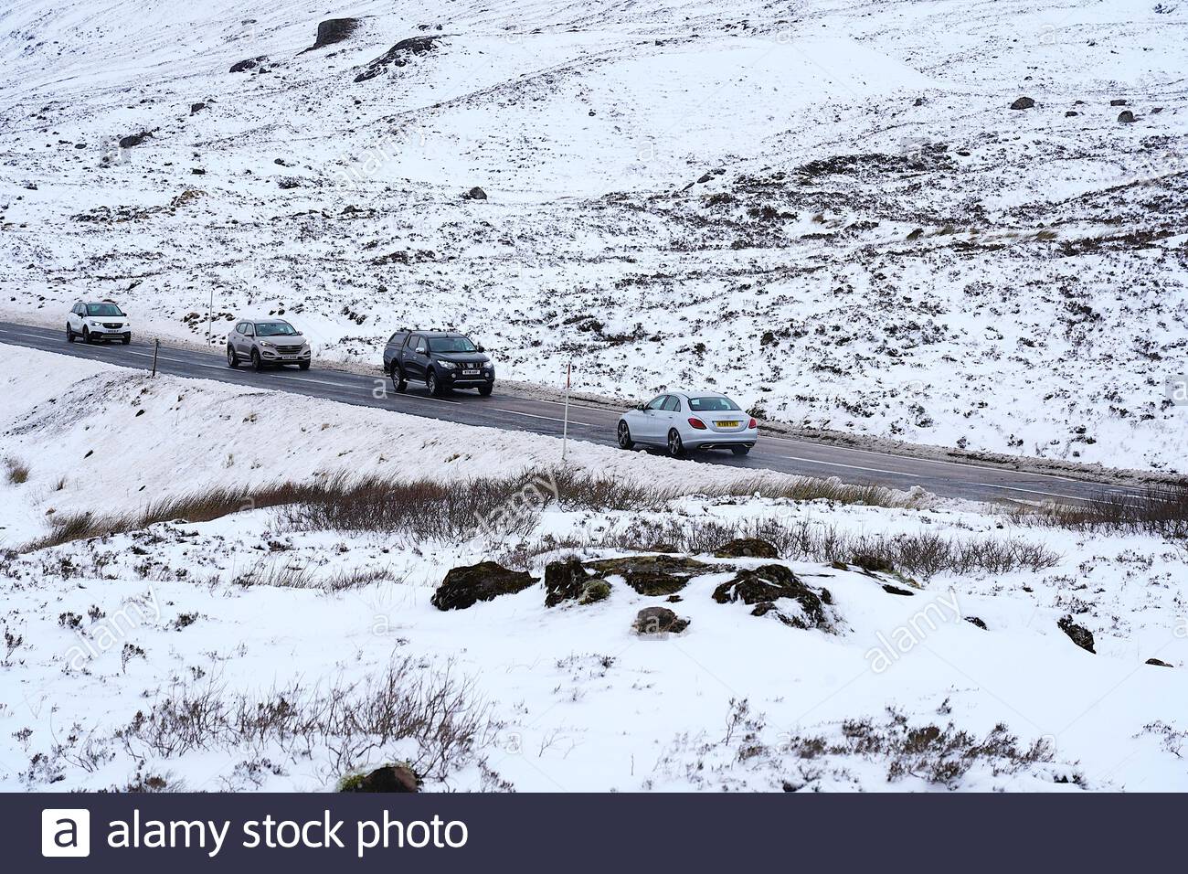 Glencoe, Escocia, Reino Unido. 12 de febrero de 2020. Fuertes nevadas en las tierras altas de Escocia, la carretera A82 en Rannoch Moor y Glencoe visto aquí siendo gravemente afectado. Crédito: Craig Brown/Alamy Live News Foto de stock