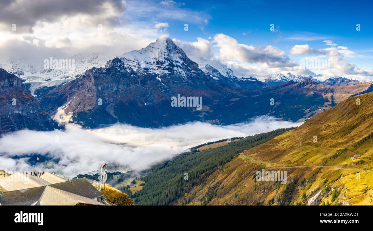 La gente admira el paisaje otoñal desde la pasarela elevada (Cliff Walk by Tissot), First, Grindelwald, Cantón de Berna, Suiza Foto de stock